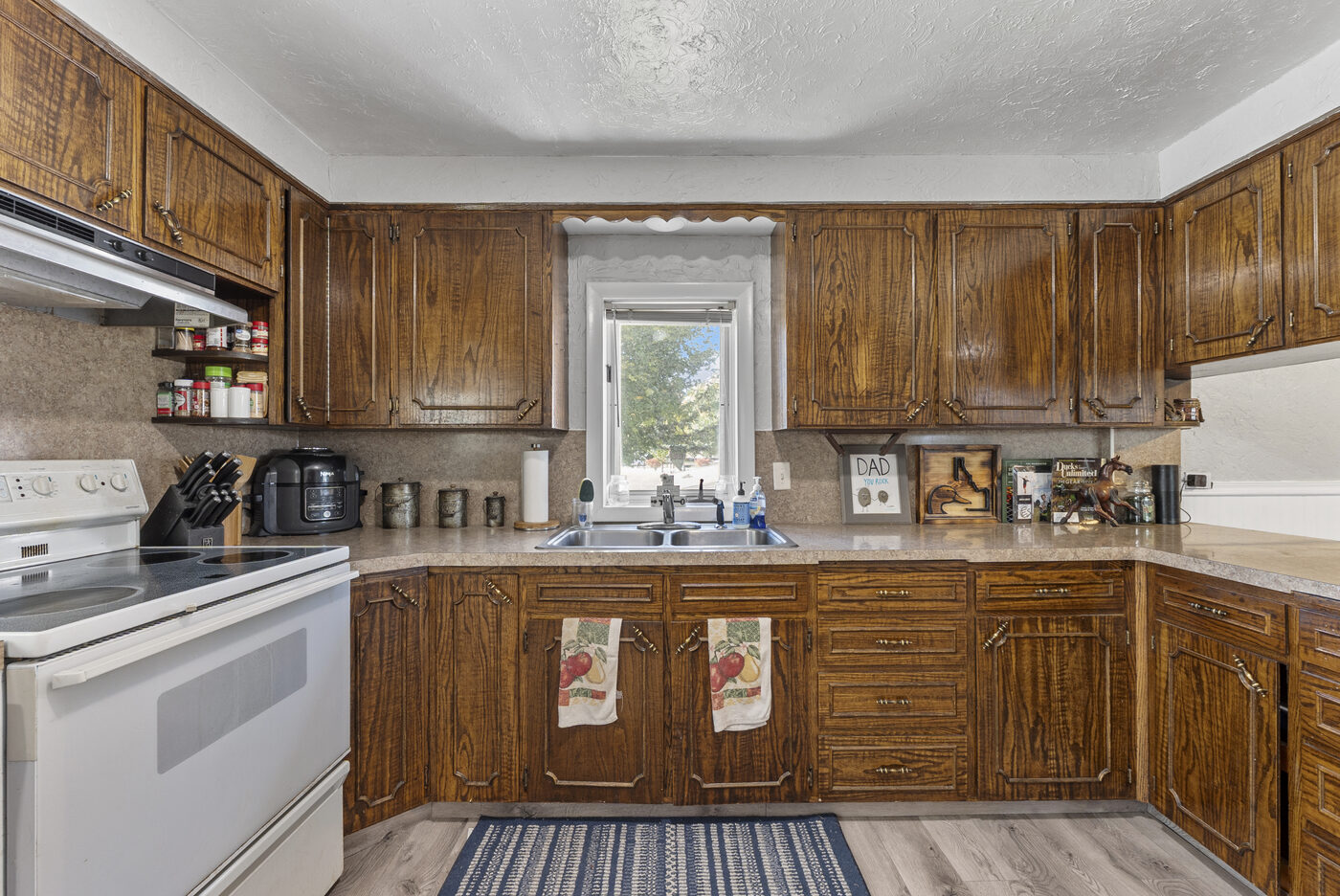 Kitchen sink wall with window